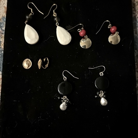 7 pairs of earrings - Picture 2 of 4